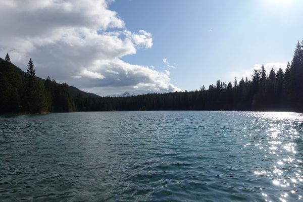 Athabasca-Wasserfälle und das Tal der (mindestens) fünf Seen